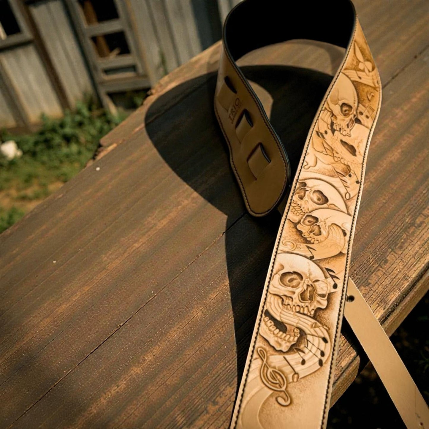 nahkaranneke tunnistelevyllä Kilpiranne