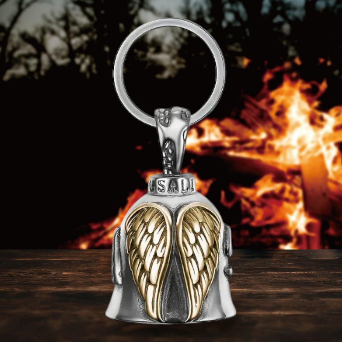 nahkajaakko pirunkello, gremlin bell jossa on kultaiset siivet