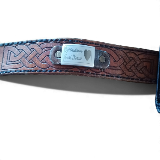 nahkaranneke tunnistelevyllä Kilpiranne