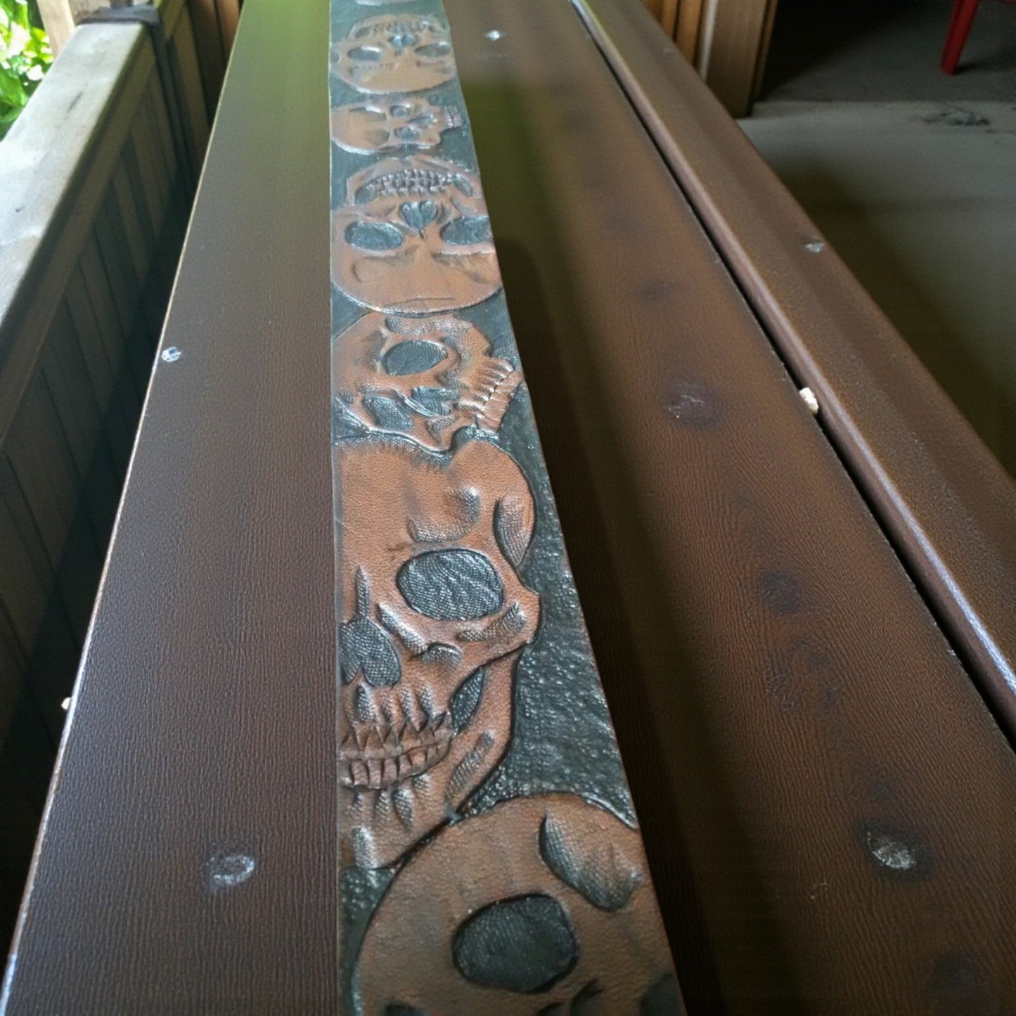 nahkaranneke tunnistelevyllä Kilpiranne