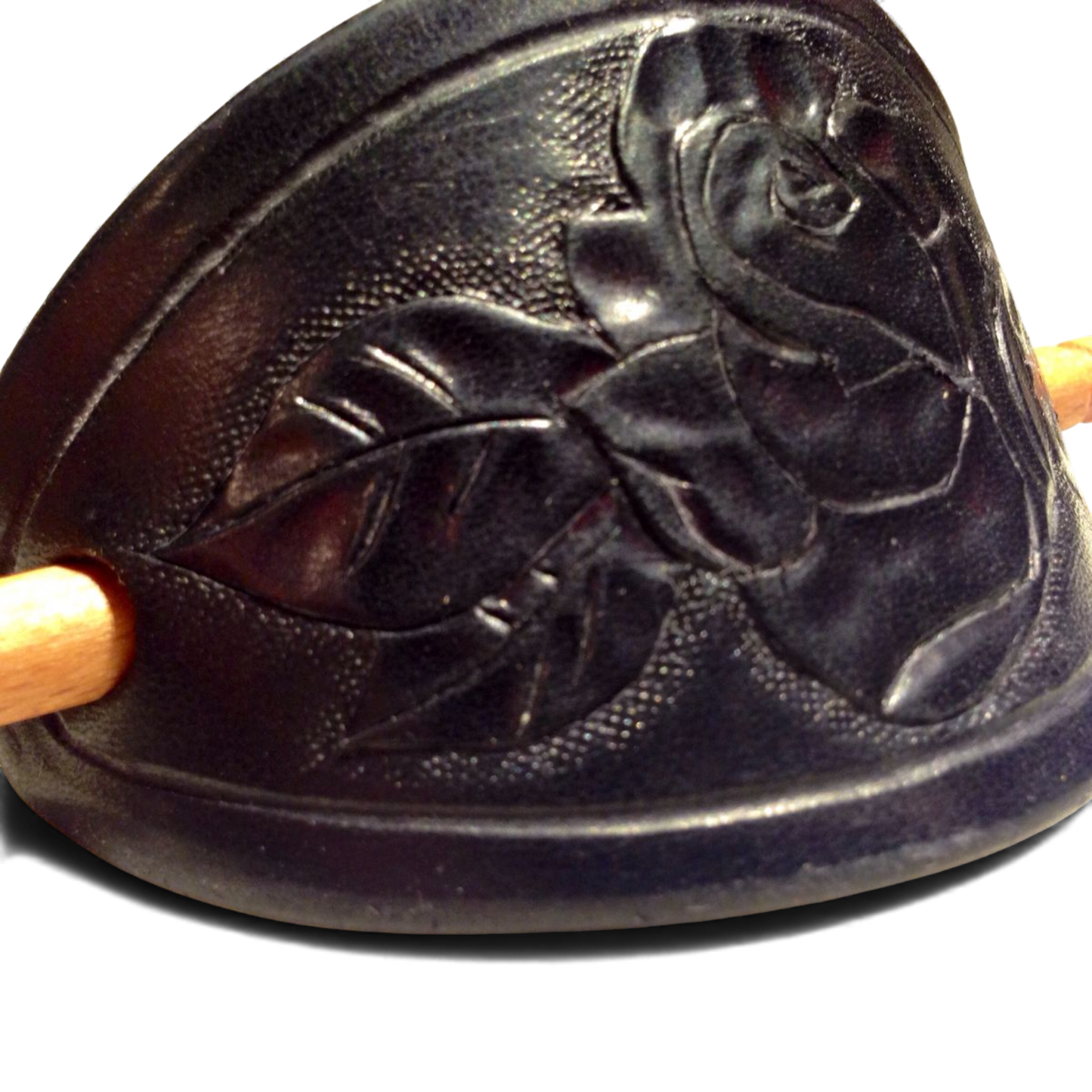 nahkaranneke tunnistelevyllä Kilpiranne