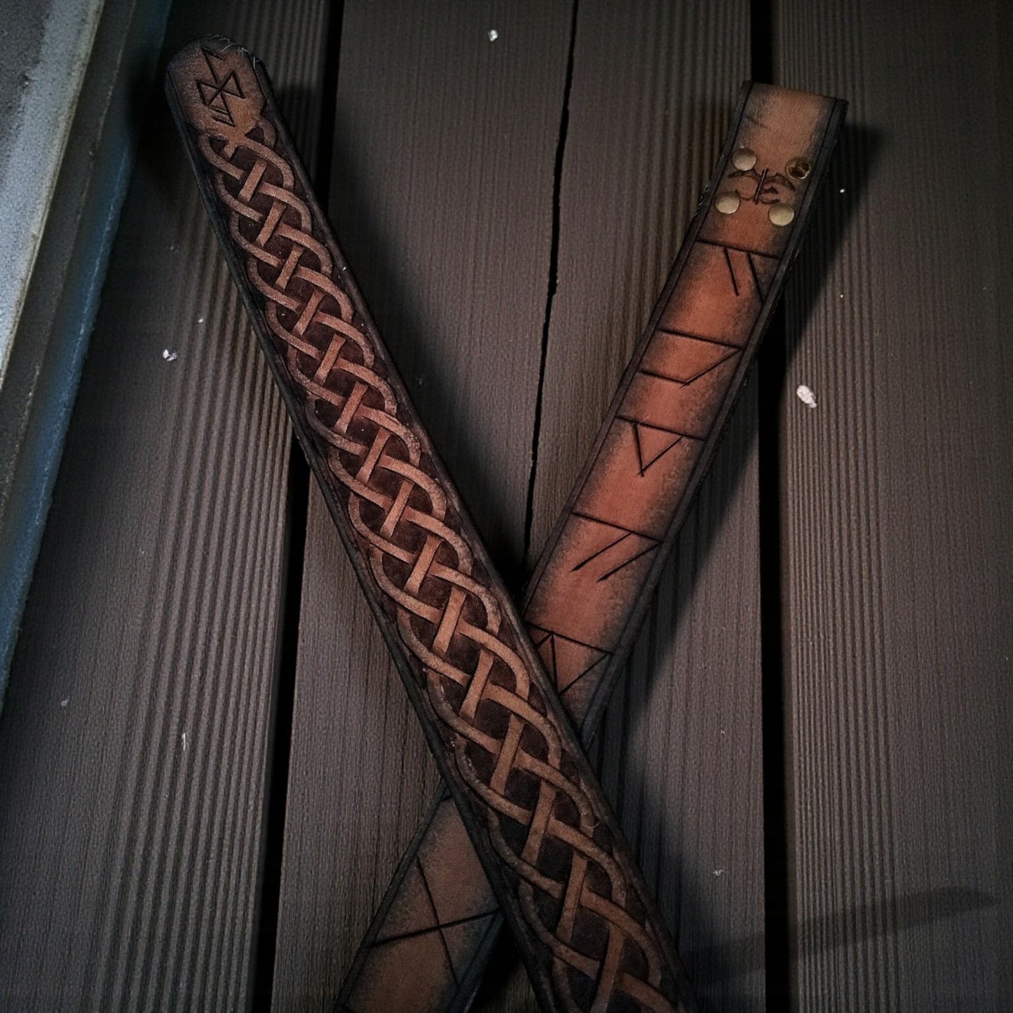 nahkaranneke tunnistelevyllä Kilpiranne